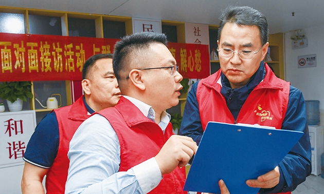 始终把人民放在心中最高位置